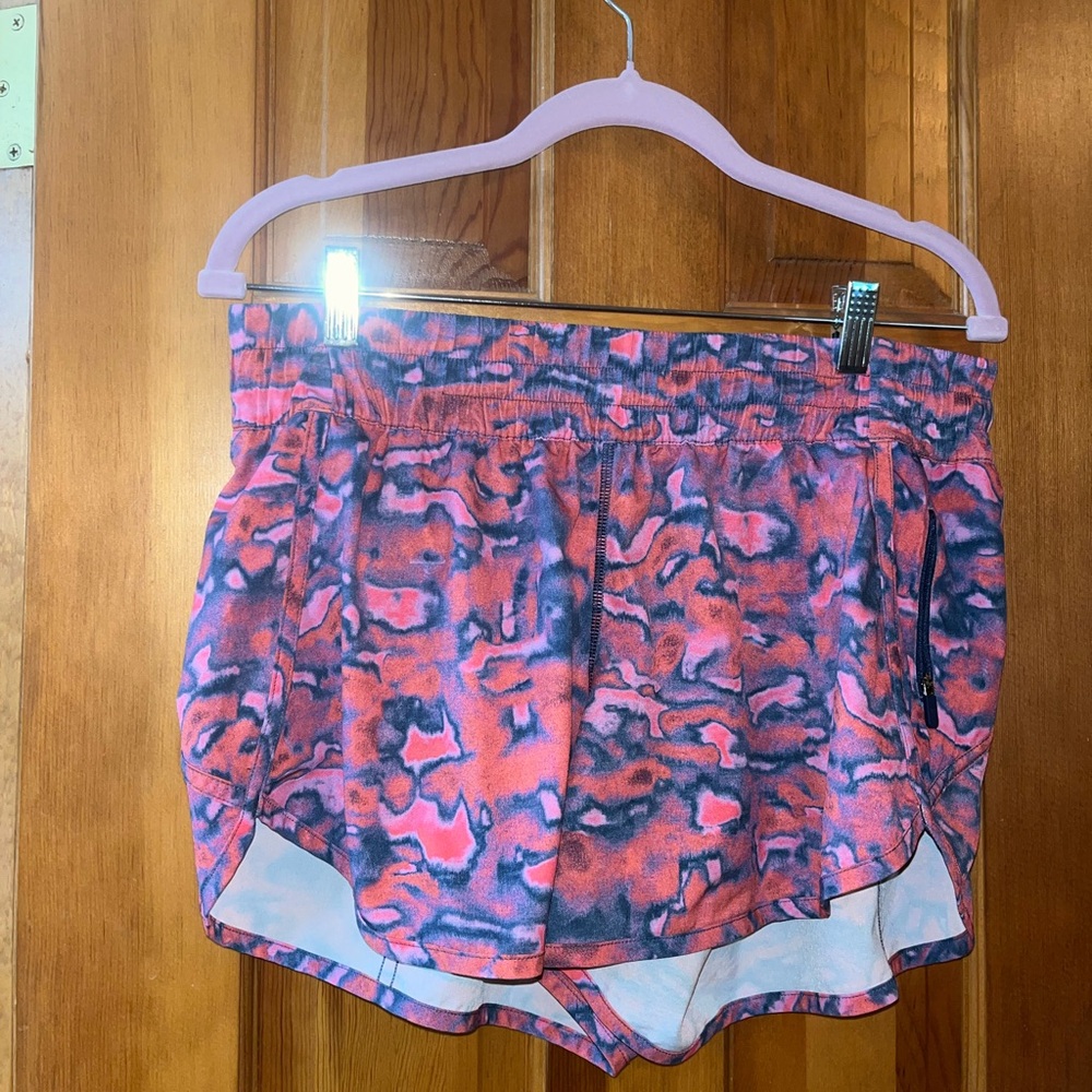 Lululemon Tracker 4 inch lined mid rise shorts